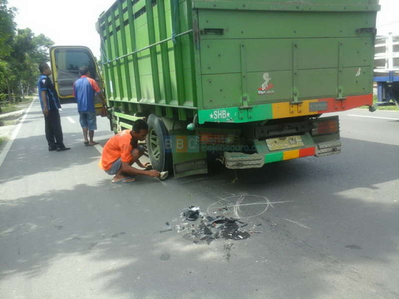 Tabrak Truk dari Belakang, Pengendara Motor Dilarikan ke Rumah Sakit