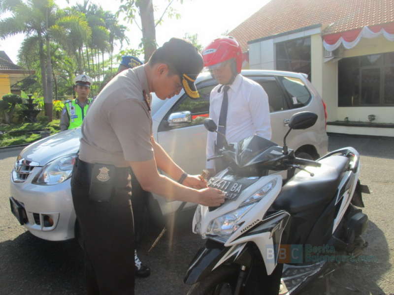 Kapolres Tempeli Kendaraan Anggota dengan Stiker Polri