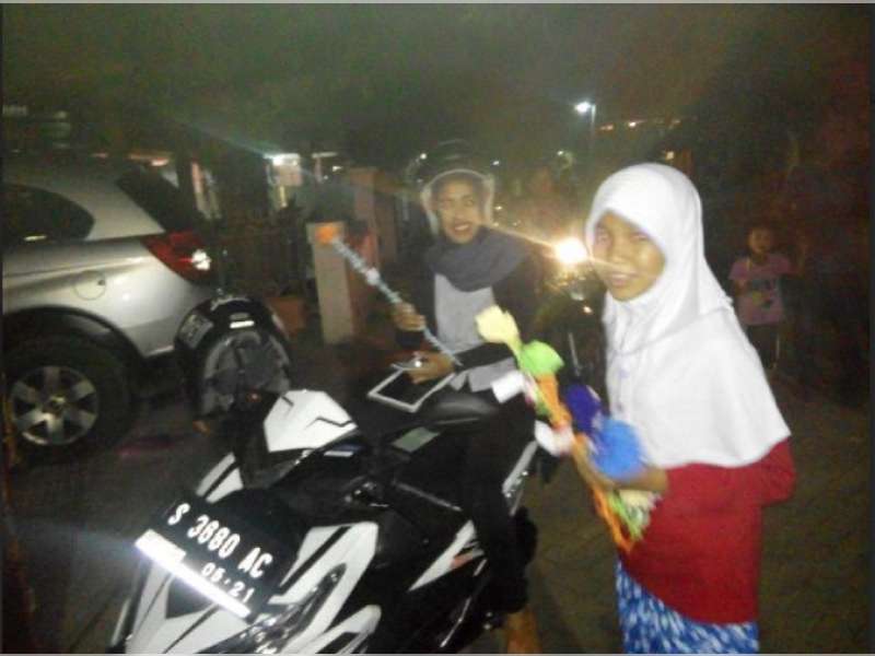 Tanggapi Ledakan Bom, Anak-anak Ngrowo Takbir Keliling Sambil Bagikan Bunga