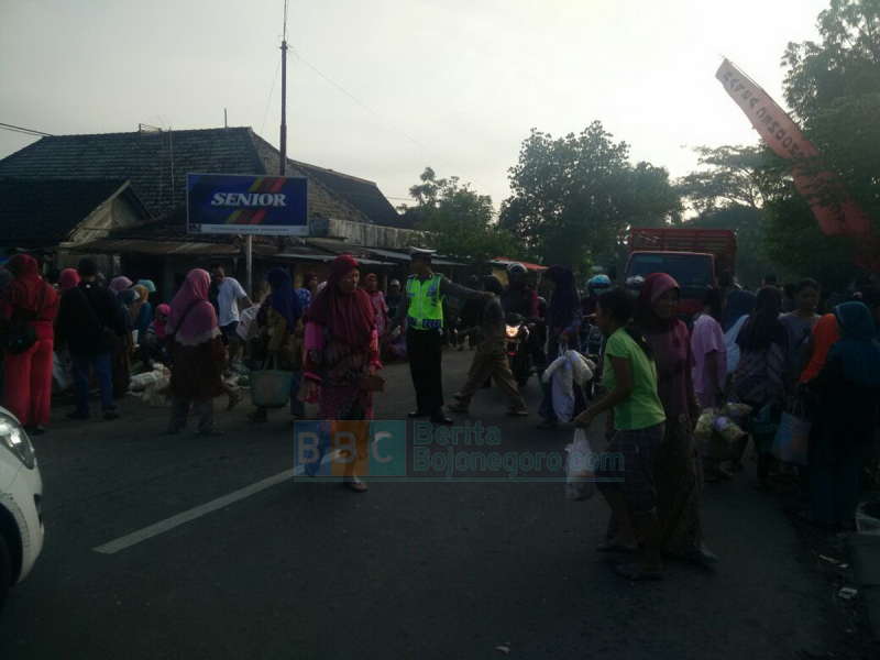 Pasar Tumpah Akibatkan Kemacetan Jalur Padangan-Ngawi