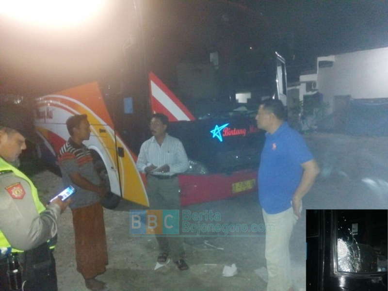 Kaca Depan Bus Bintang Mas Dilempar Batu Orang Tak Dikenal