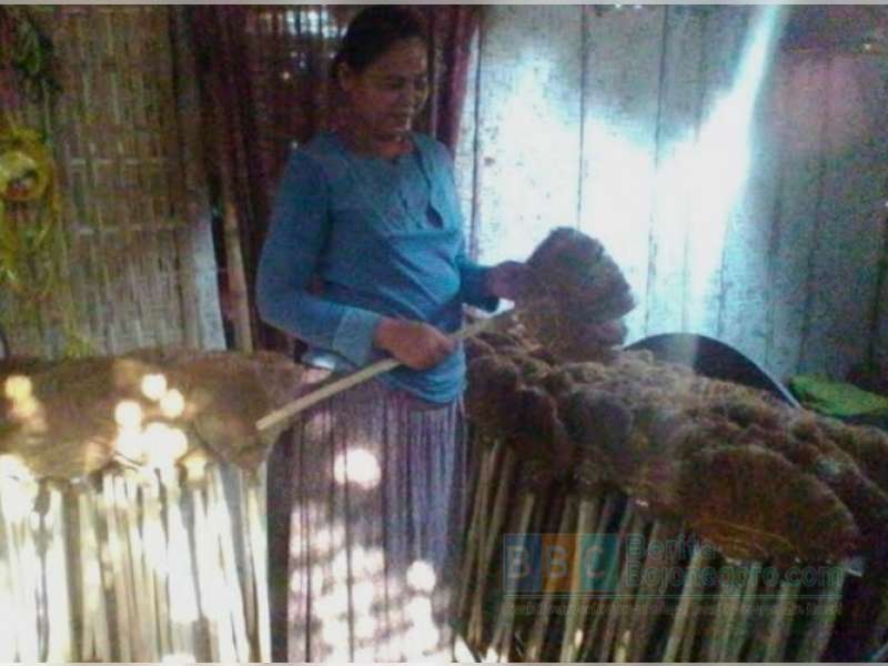 Melihat Perajin Sapu Sepet di Semanding Bojonegoro