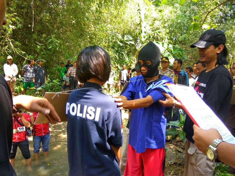 Tersangka AR Peragakan 47 Adegan saat Rekonstruksi