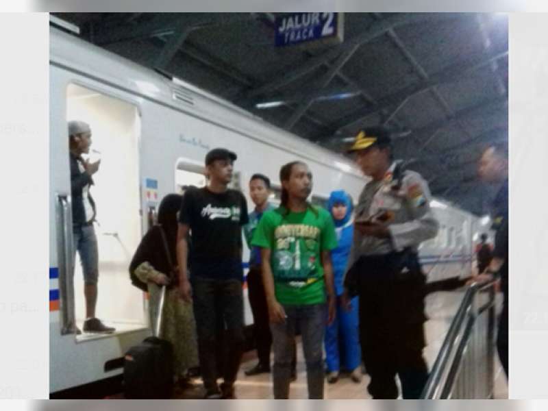 100 Bonek Tiba di Stasiun Bojonegoro dengan Kereta Jayabaya