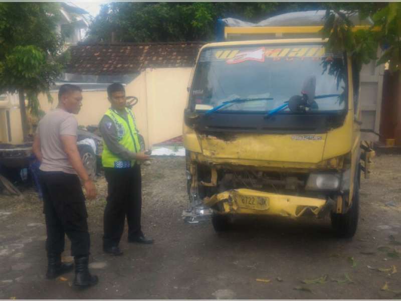 Kurang Hati-Hati, Dump Truk Tabrak Truk Fuso di Baureno