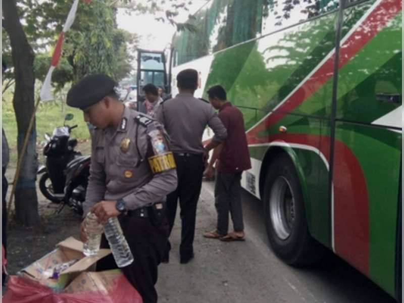 Polres Lamongan Amankan 18 Dus Arak dalam Bus Jurusan Jakarta-Bima