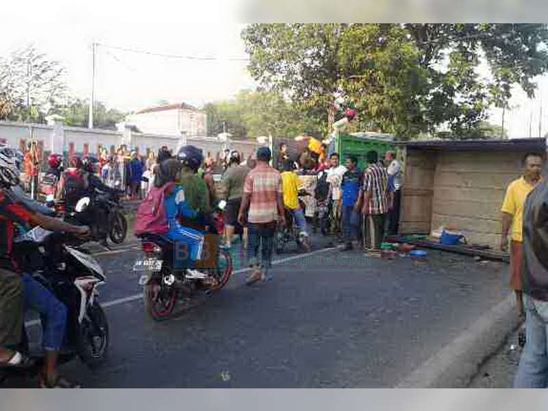 Truk Bermuatan Orang Terguling, Puluhan Penumpang Luka Luka