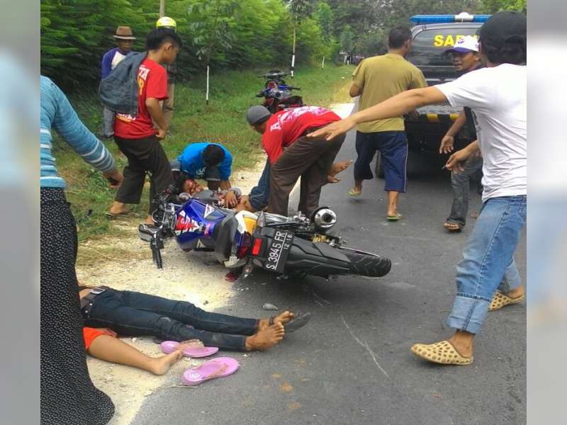 Ngebut di Tikungan, Motor Tabrak Truk, Dua Meninggal Dunia