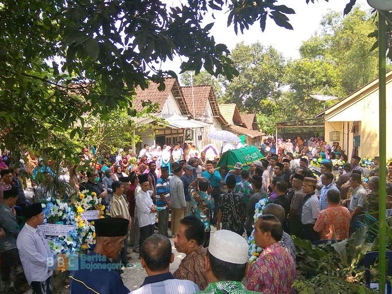 Ribuan Pelayat Hadiri Pemakaman Drs Irwan Subandi