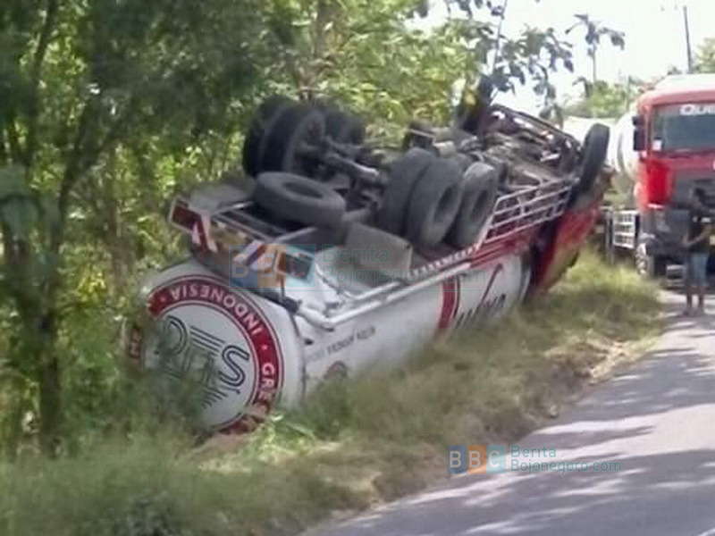 Hindari Tabrakan, Truk Semen Curah Terguling di Hutan Watujago