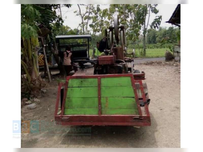 Serkel Berjalan Mundur di Tanjakan, Tabrak Pengendara Motor