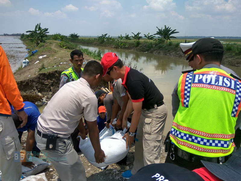 Kapolres Bantu Angkat Karung Pasir
