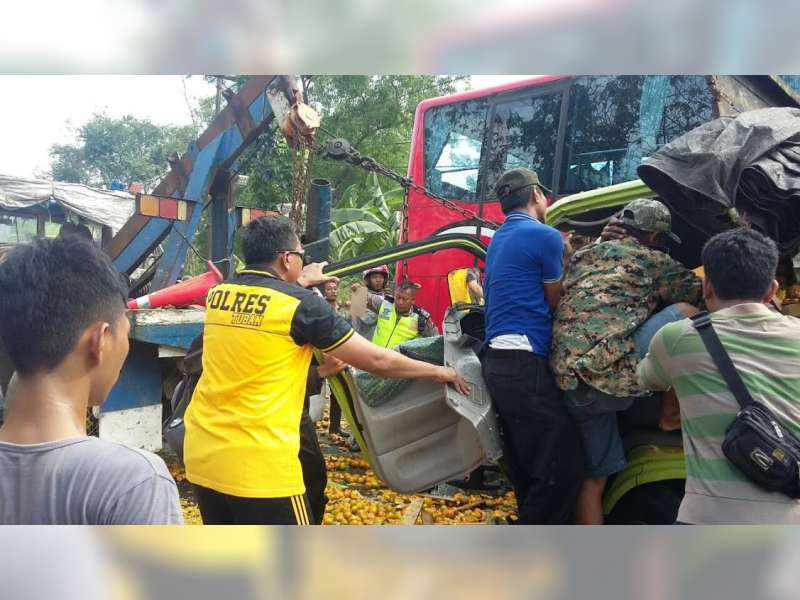 Kurang Hati-Hati di Tikungan, Truk di Tuban Picu Kecelakaan Karambol