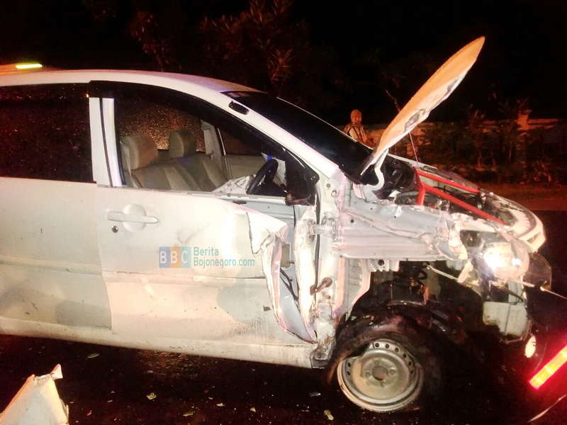 Lepas Kendali, Xenia Hantam Truk Bak Terbuka