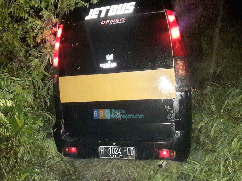 Gara-Gara Puntung Rokok, Minibus Ini Terperosok di Hutan Watujago
