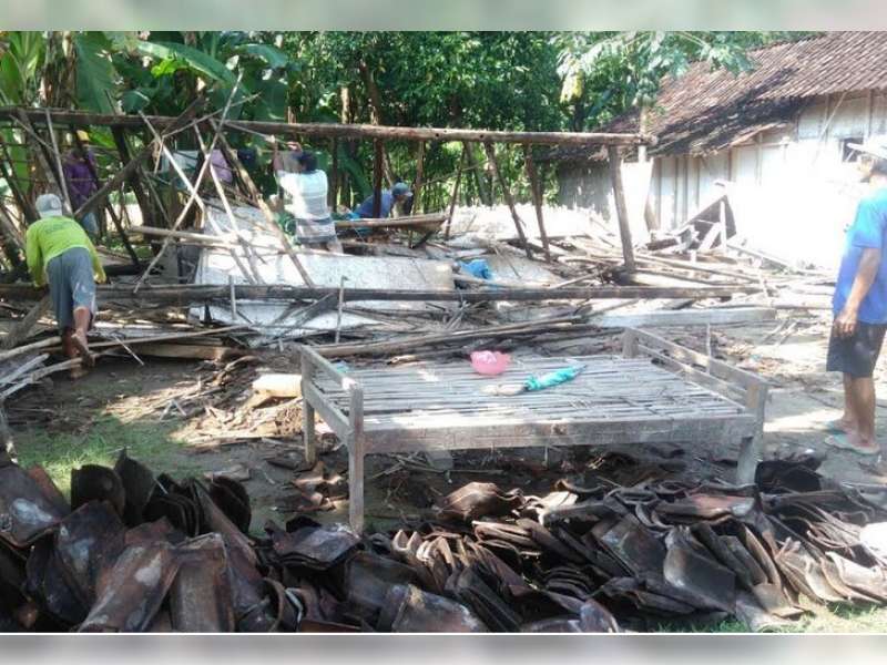 Diguyur Hujan dan Angin, Satu Rumah Warga di Kalitidu Roboh