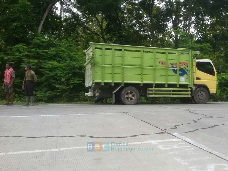 Senggolan Truk dengan Motor di Ngraho, Seorang Pelajar Hidungnya Patah