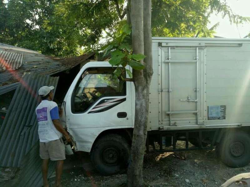 Usai Tabrakan dengan Motor, Sebuah Truk Tubruk Bengkel Motor di Tuban