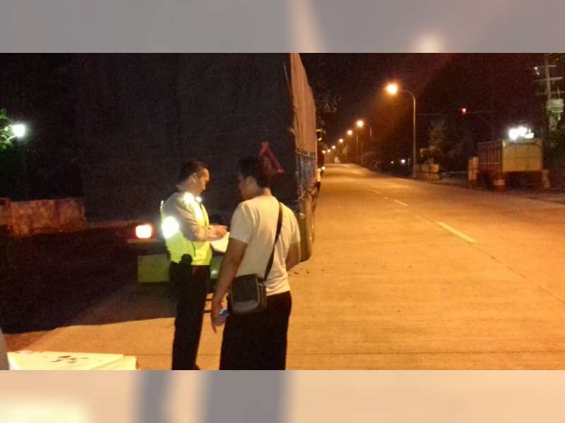 Tabrak Truk Tronton yang Parkir di Tepi Jalan, Seorang Ibu Patah Tulang