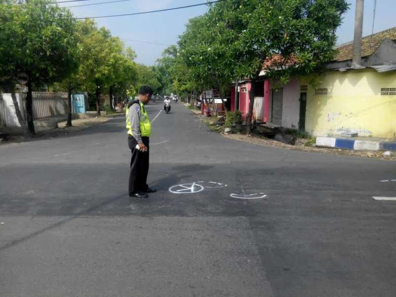 Polisi Gelar Olah TKP Kecelakaan Maut Jalan Sawunggaling Bojonegoro