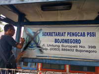 Suporter Segel Kantor Askab PSSI Bojonegoro