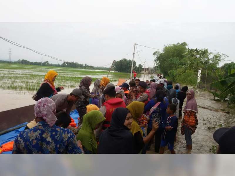 Polres Terjunkan Anggota Jemput Warga Lebaksari Untuk Memilih