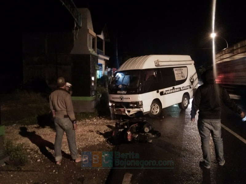Sopir Kurang Hati-Hati Saat Belok, Ambulance Tabrak Motor di Tuban
