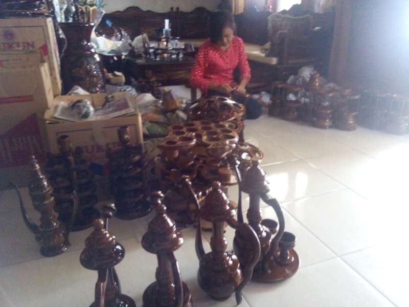 Perajin Manfaatkan Bonggol Kayu Jati sebagai Bahan Souvenir