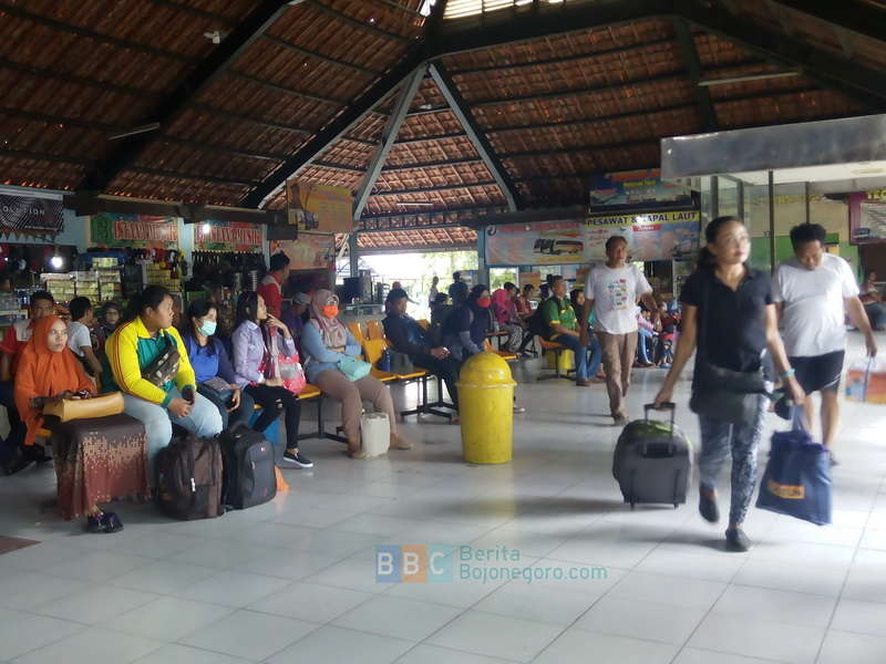 Liburan Berakhir, Arus Balik Penumpang di Terminal Rajekwesi Terus Mengalir