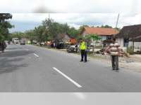 Terlibat Kecelakaan dengan Motor, Pikap Terguling di Margomulyo