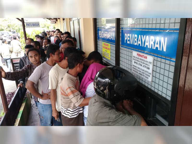 Warga Rela Mengantre Mengurus Pembayaran Pajak Kendaraan