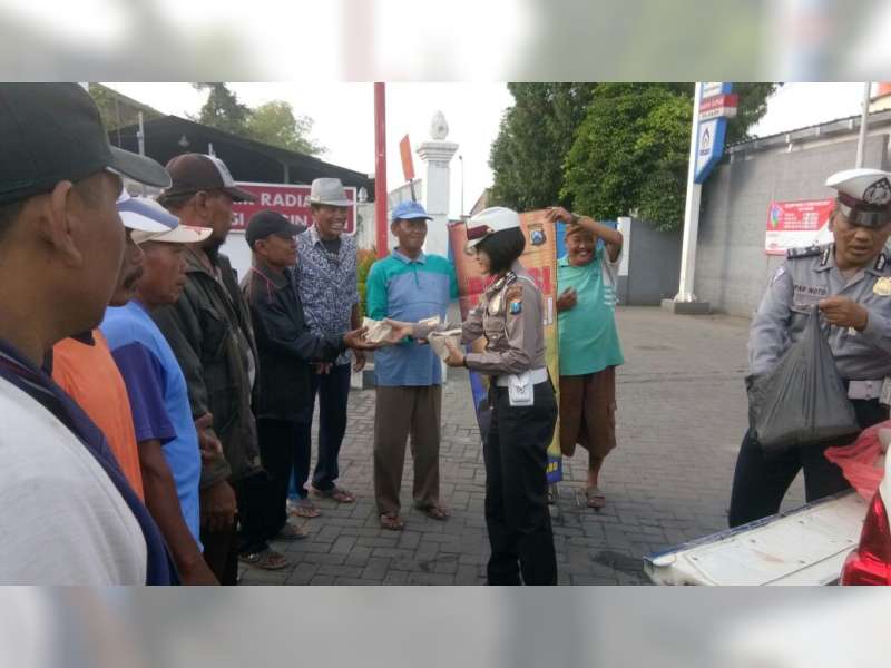 Jumat Peduli, Polisi Bagikan Nasi Bungkus Ke Tukang Becak