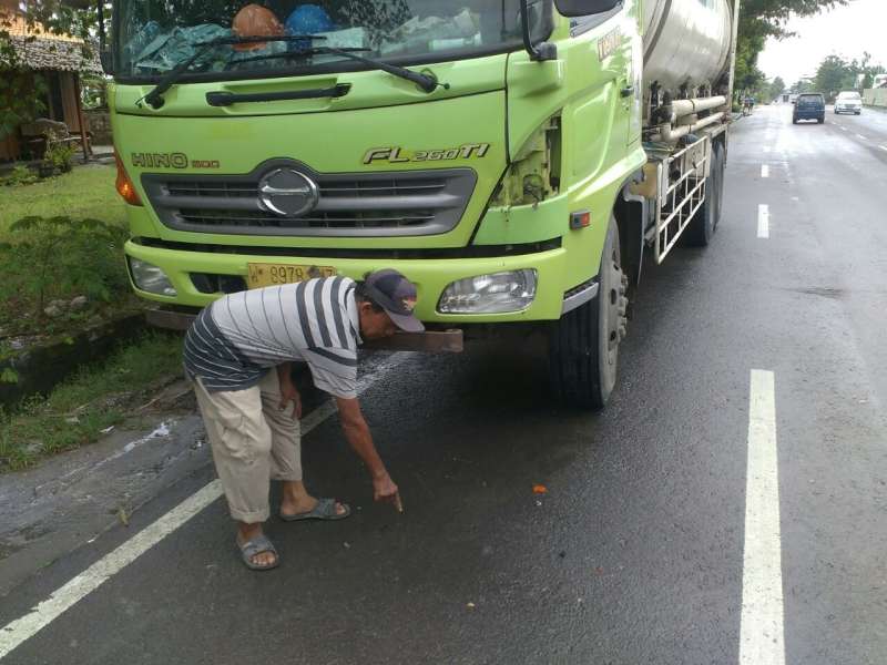 Tabrak Truk Parkir di Ngraho, 2 Remaja Patah Tulang