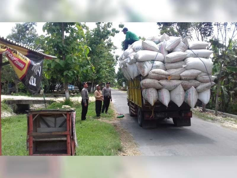 Truk Muat Sekam Lebihi Batas, Sopir Dapat Teguran dari Polisi