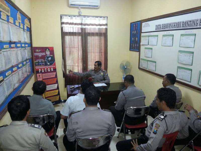 Kapolsek Balen Sampaikan Program Patuh Kapolda Jatim ke Anggota