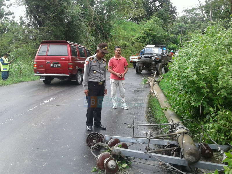 Hujan Disertai Angin Kencang, Robohkan Tiang Listrik PLN di Gondang