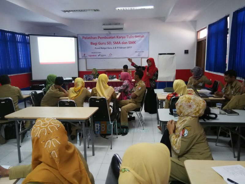 35 Guru SD Dilatih Menyusun Karya Tulis Ilmiah Berbasis Teknologi Informasi