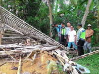 Angin Kencang Robohkan 2 Rumah di Balen