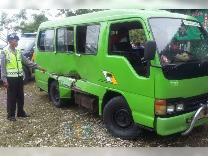 Kawasaki Ninja Hantam Mobil MPU, Pengendara Patah Tulang Hidung