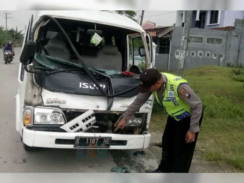 Isuzu Elf Seruduk Truk di Depan SPBU Leran Kalitidu
