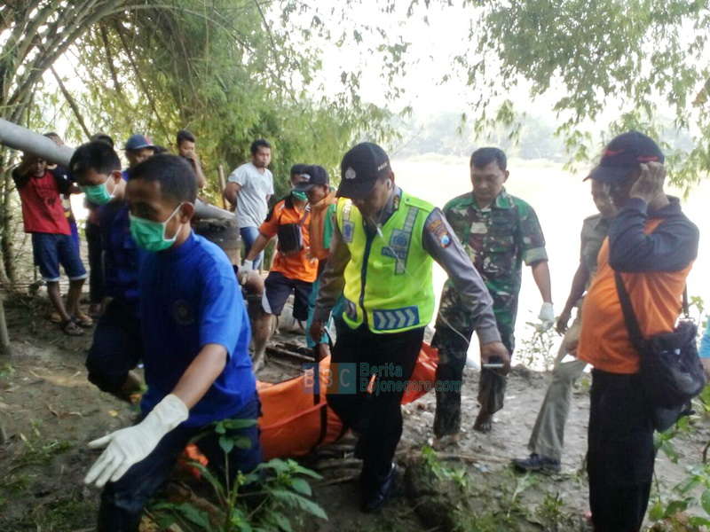 Evakuasi Mayat Pria di Bengawan Solo