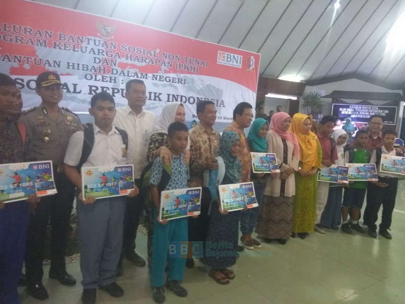 10 Siswa Berprestasi Ini Dapat Hadiah dari Kemensos