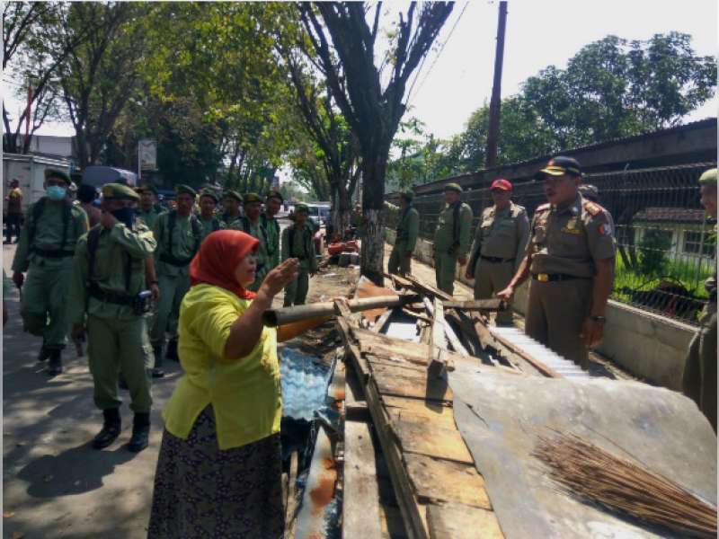 Hari Ini Satpol PP Tertibkan PKL Depan Pasar Banjarejo  &nbsp;