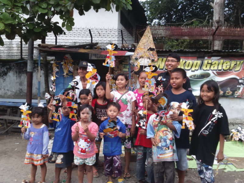 Kenalkan Budaya Indonesia Melalui Kegiatan Mewarnai Wayang Kertas