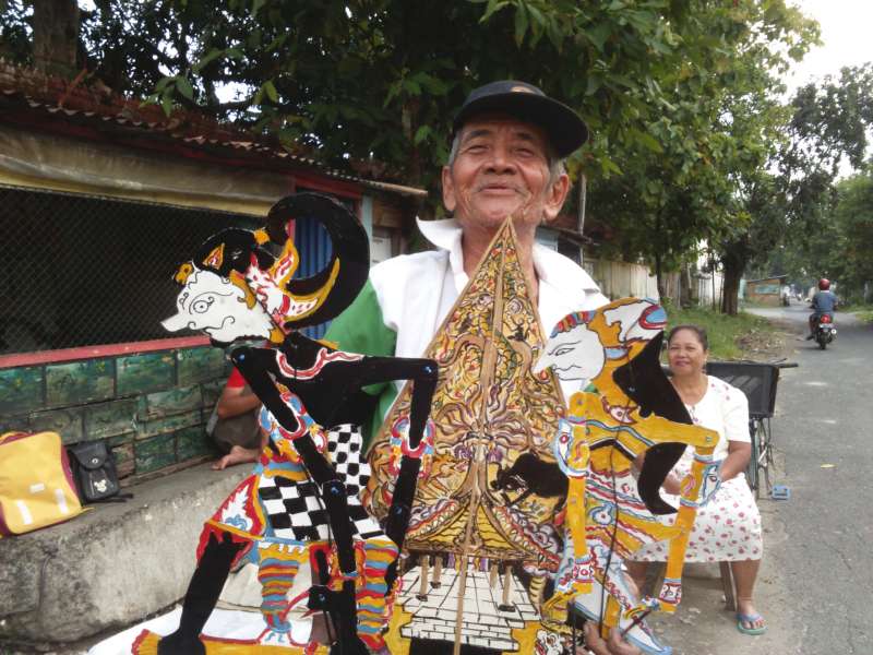 Mbah Jony, Menjaga Tradisi Membuat Wayang dari Kertas Karton
