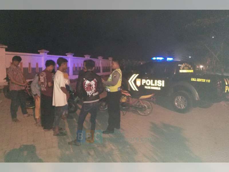 Polisi Tertibkan Pemuda Nongkrong Sampai Larut Malam di Taman