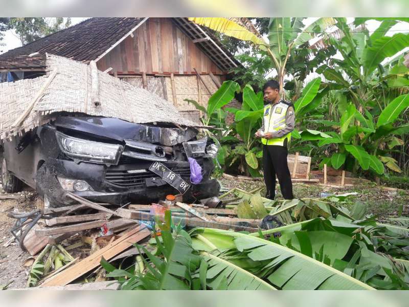 Toyota Innova Seruduk Teras Rumah dan Motor Parkir di Ngraho