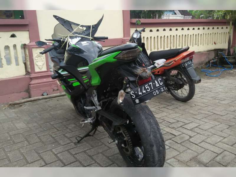 Ninja Senggol Vega di Dander, 2 Orang Pengendara Luka-Luka