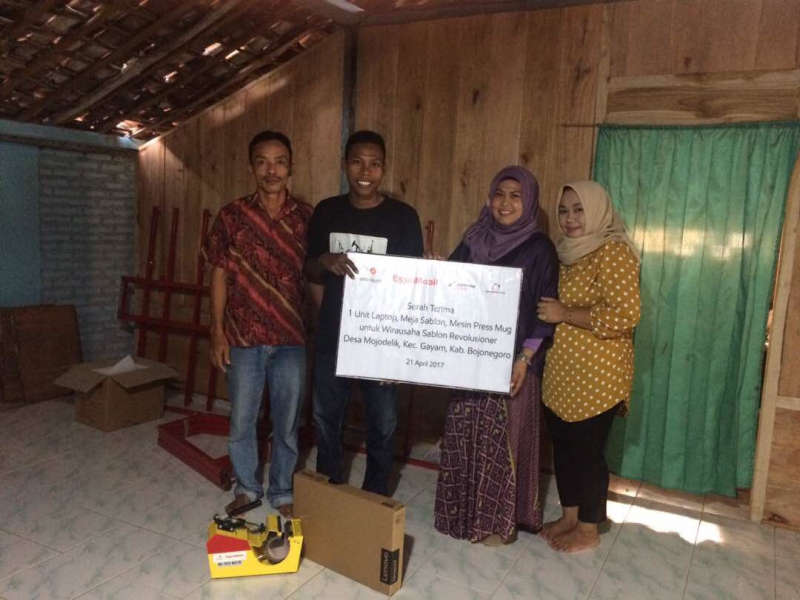 EMCL Serahkan Bantuan Alat Sablon Pada Karang Taruna Mojodelik
