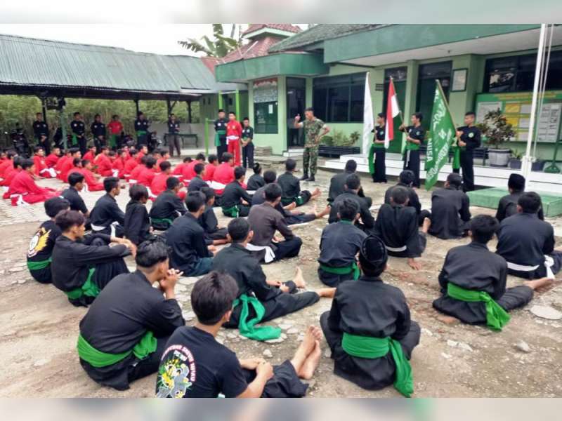 Jaga Kerukunan, Danramil 0813-08 Kedungadem Beri Wawasan Kebangsaan Anggota Pencak Silat